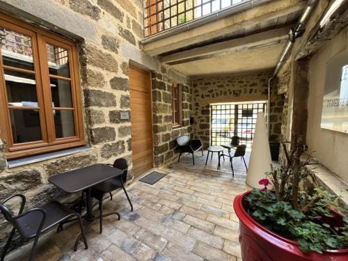 Le 19 - Chambre Patio 34m2 - Centre Historique - Clim Hotel in Auvergne-Rhône-Alpes