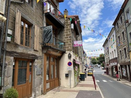 Le 19 Chambre Chapelle 43m2 - Centre Historique - Clim Hotel in Auvergne-Rhône-Alpes
