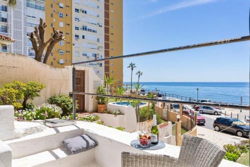 Beachfront Calahonda apartment by Costarentals - Ref 89 Hotel in Sitio de Calahonda