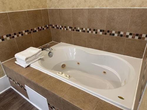 Island House Historic Vacation Rentals Hotel in Port Clinton