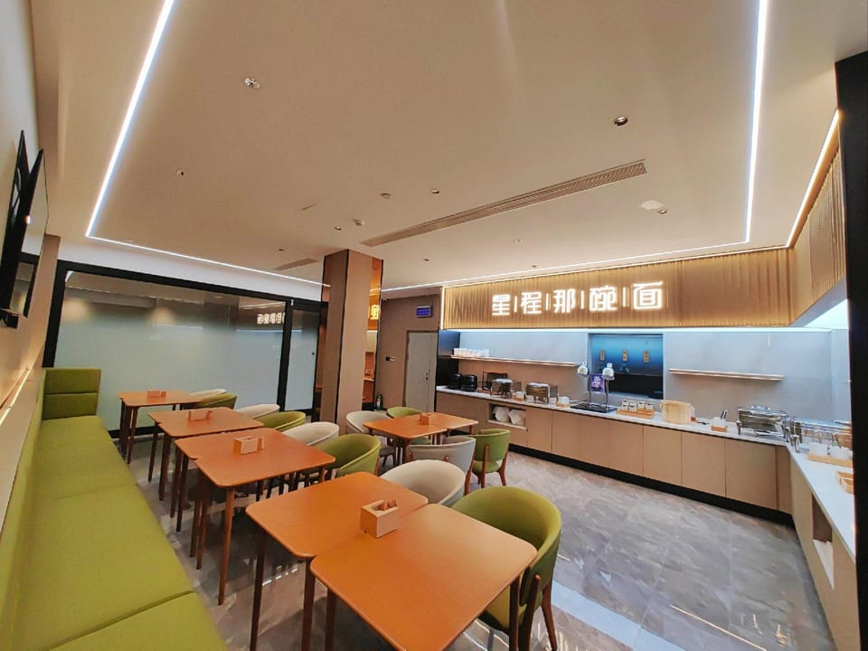 Starway Hotel Baicheng Citizen Square Hotel in China