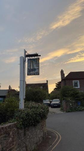 Bosham - private and self-contained double garden room Hotel in Bosham