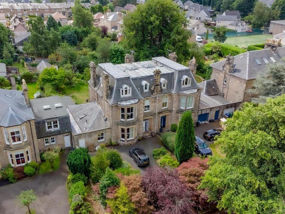 Spacious 4 Bedroom Flat in Stirling Hotel in Stirling