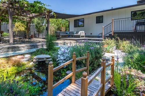 Chic RV Retreat, Stunning Yard in Roseburg Hotel in Roseburg