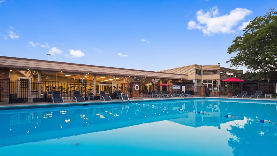 Swimming pool [outdoor]