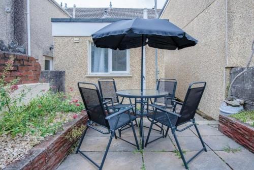 Fleet Street - 2 Bedroom Holiday Home - Swansea Hotel in Swansea