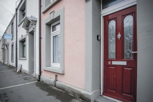 Fleet Street - 2 Bedroom Holiday Home - Swansea Hotel in Swansea