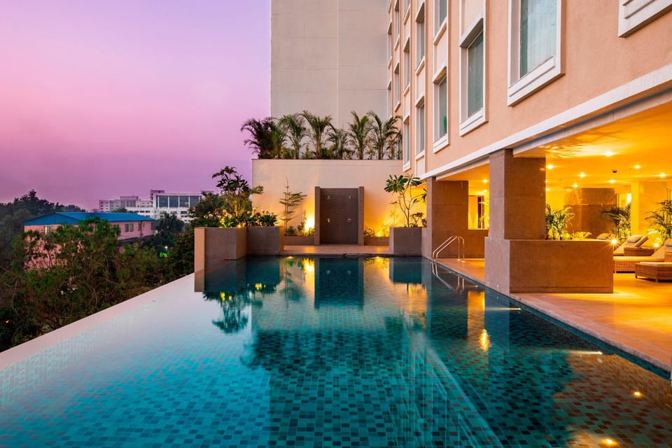 Swimming pool [outdoor]