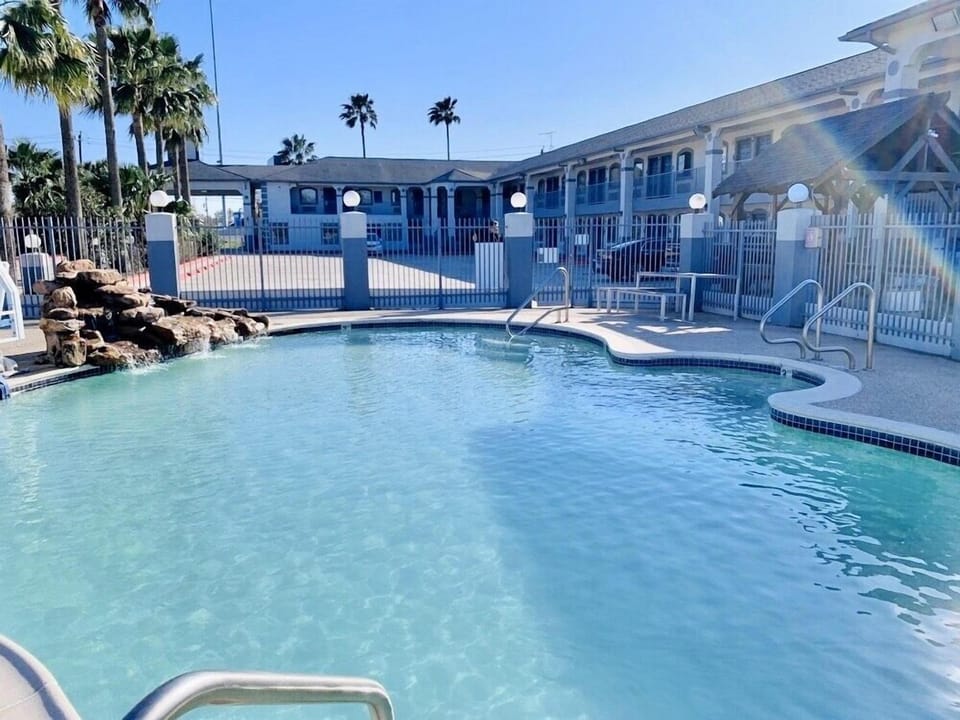 Sunrise Inn & Suites Motel in Channelview