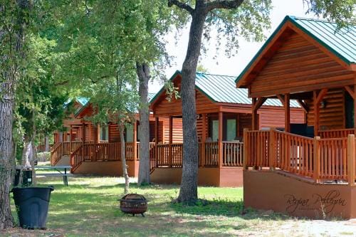 MeMaws Country Cabin Hotel in Lakehills