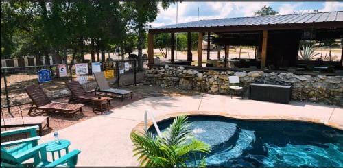 MeMaws Country Cabin Hotel in Lakehills