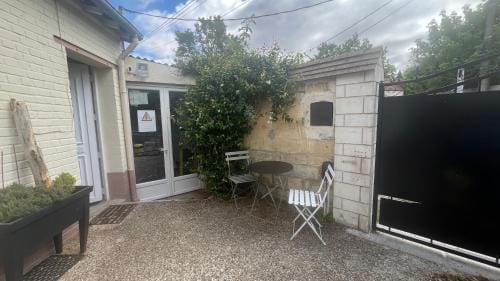 Mini studio et espace exterieur Hotel in Île-de-France