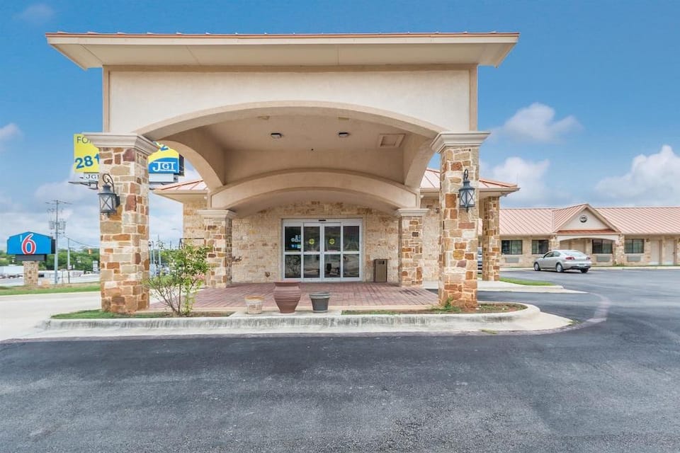 Eagle Ford Inn Hotel in Rio Grande
