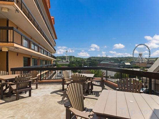 Mountain Vista Inn & Suites - Near the Island InPigeon Forge Hotel in Pigeon Forge