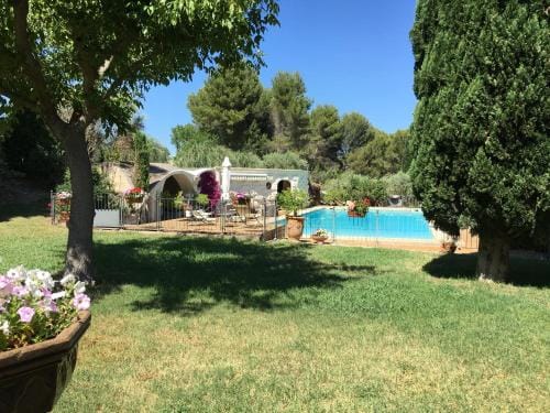 Logement Provence dans domaine oleicole Hotel in French Riviera