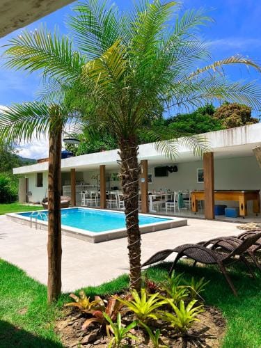 Pousada Lirios do Campo Hidromassagem - Sauna-Ar condicionado - Piscina - salao de jogos - 200 metro Hotel in Paraty
