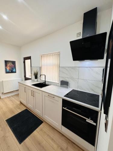 R1 - Newly Renovated Private Room with its own kitchenette in shared house by QE Hospital Hotel in Birmingham