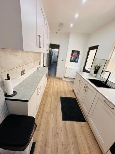 R1 - Newly Renovated Private Room with its own kitchenette in shared house by QE Hospital Hotel in Birmingham