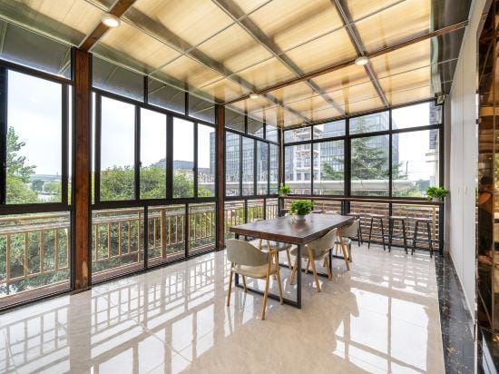 Shanghai Dengba International Chain Inn (Hongqiao Airport Jiuting Metro Station Branch) Hotel in Shanghai