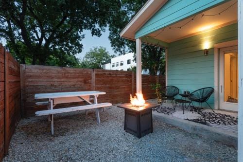 Upstay Entertainment Hub w Games & Outdoor Firepit Hotel in Austin