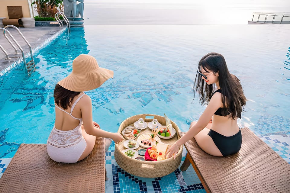 Swimming pool [outdoor]