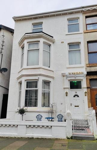 Double Room with Private Bathroom Partial Tower view 16 Havelock Street - 5 Hotel in Blackpool