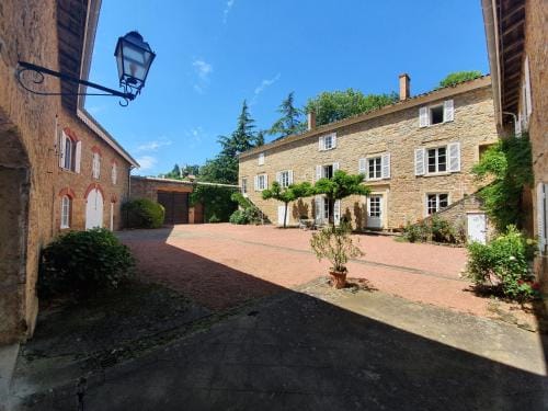 DOMAINE DES FRANCHISES - Beaujolais Village - Charme et authenticite au cœur des Pierres dorees Hotel in Auvergne-Rhône-Alpes