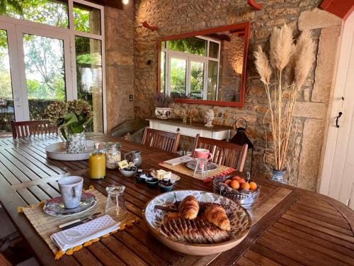 DOMAINE DES FRANCHISES - Beaujolais Village - Charme et authenticite au cœur des Pierres dorees Hotel in Auvergne-Rhône-Alpes