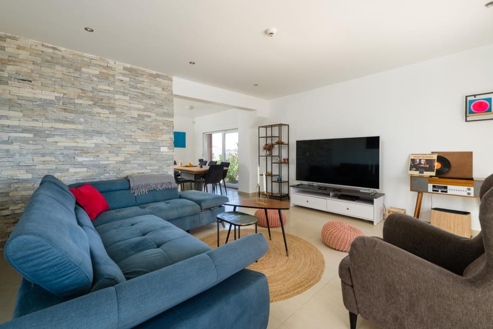 Shared lounge/TV area