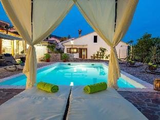 Villa Mate Comfortable holiday residence Hotel in Lika-Senj County