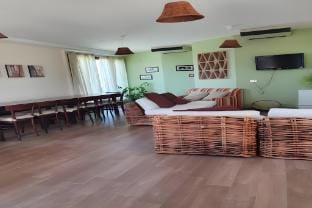 Apartment by Lake with Garden Views Hotel in Marche