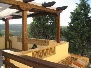 Apartment by Lake with Garden Views Hotel in Marche