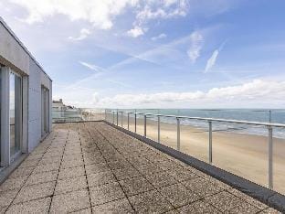 Apartment on Zeedijk with Sea Views Hotel in Middelkerke