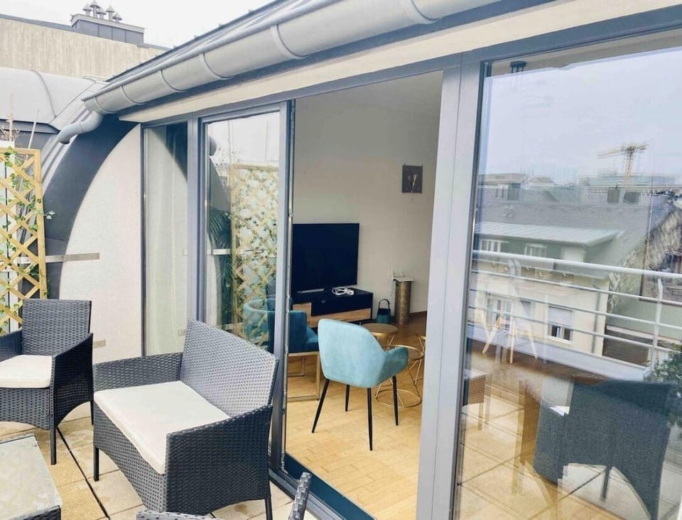Large Retro Chic Flat 100m2 in City Center - Parking Hotel in Luxembourg