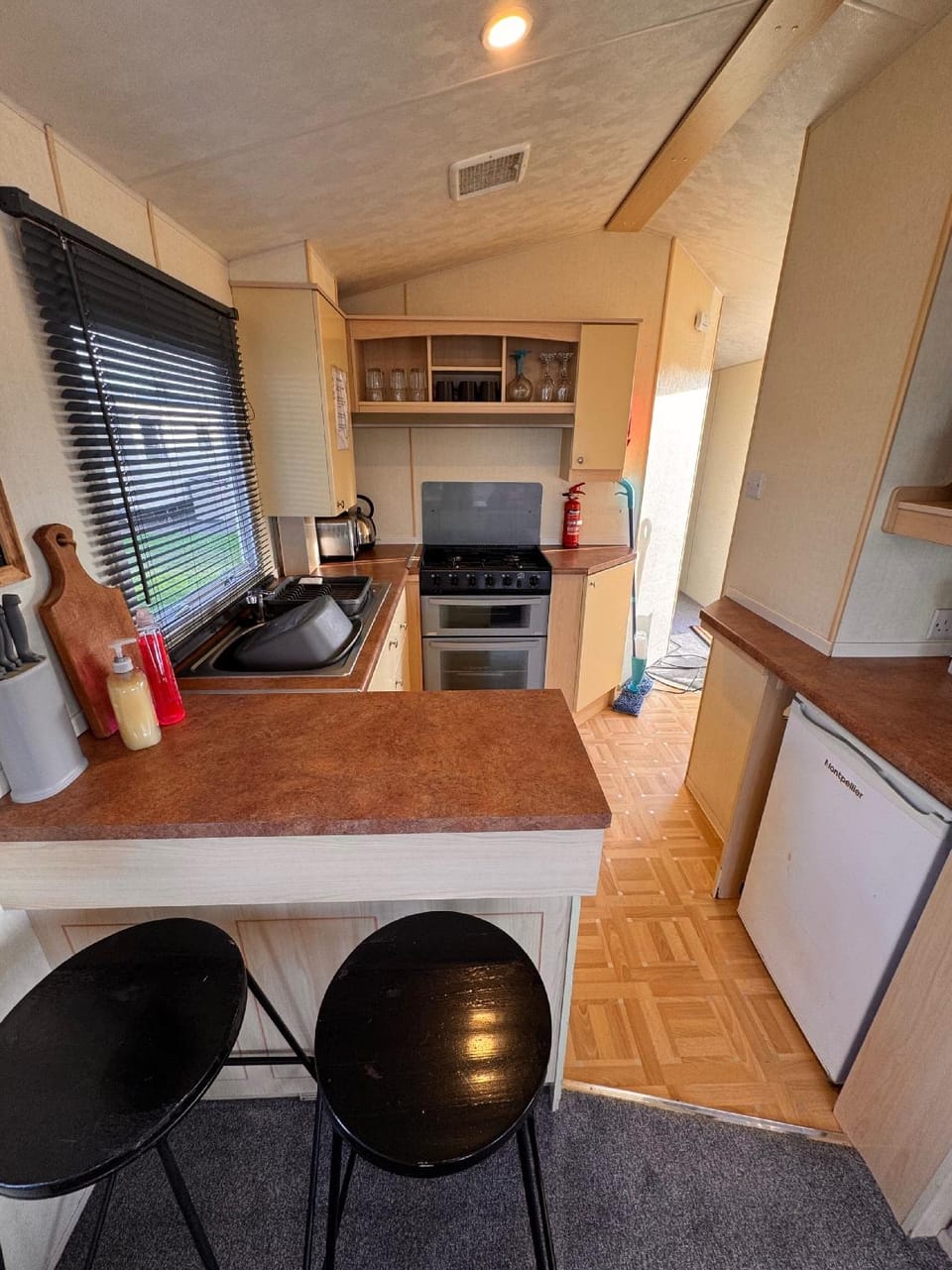 3 Bedroom, 8 Berth, Cosy Static Family Caravan Hotel in Rhyl
