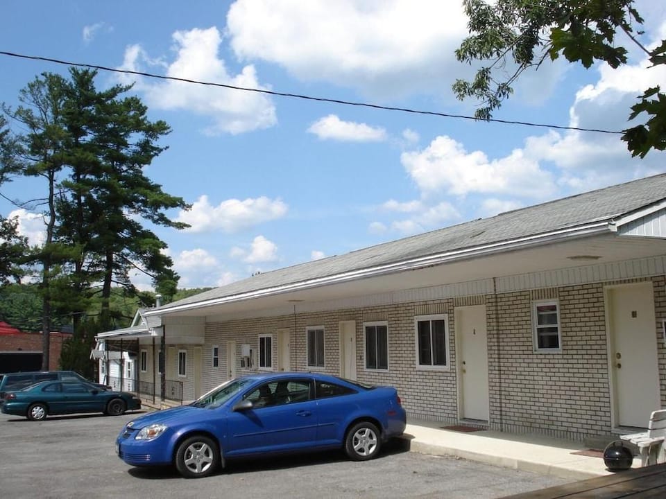 Cedar Grove Motel Hotel in Allegheny River