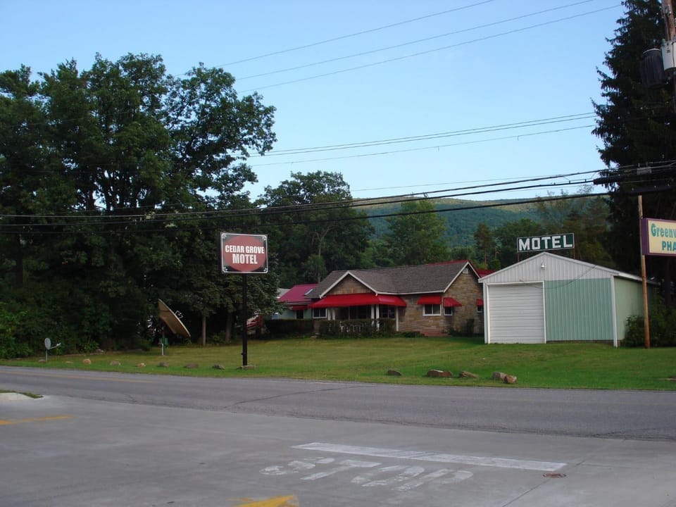 Cedar Grove Motel Hotel in Allegheny River