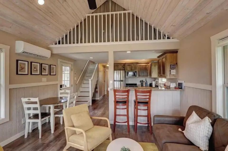 Treetop River Cabins Hotel in Center Point