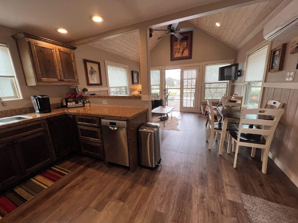 Treetop River Cabins Hotel in Center Point