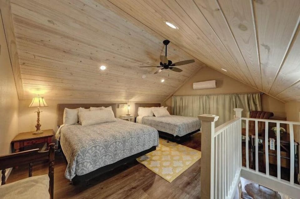 Treetop River Cabins Hotel in Center Point