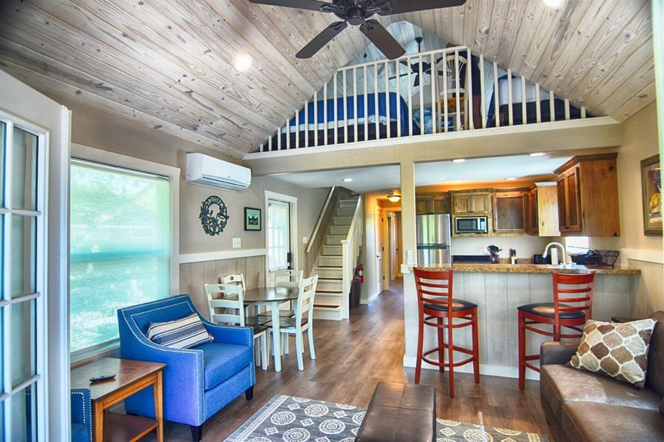 Treetop River Cabins Hotel in Center Point