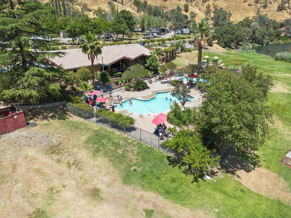 Silver Ridge Ranch Hotel in Easton