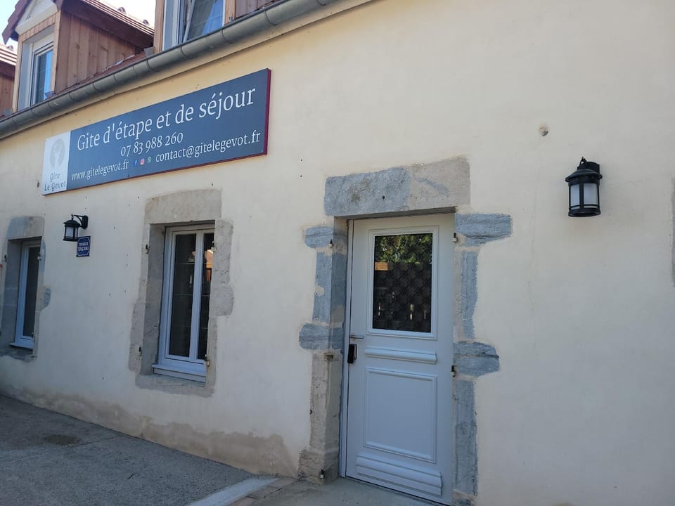 GITE LE GEVOT - Nuitée EV6 tout confort Hotel in Jura