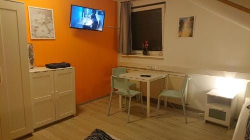 Dreibettzimmer mit Gemeinschaftskuche und je 2 Dusch- und 2 Toilettenzimmern Hotel in Erzgebirgskreis