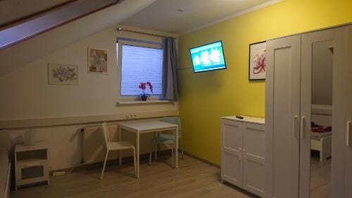 Dreibettzimmer mit Gemeinschaftskuche und je 2 Dusch- und 2 Toilettenzimmern Hotel in Erzgebirgskreis