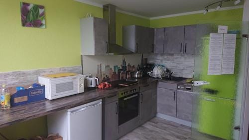 Dreibettzimmer mit Gemeinschaftskuche und je 2 Dusch- und 2 Toilettenzimmern Hotel in Erzgebirgskreis