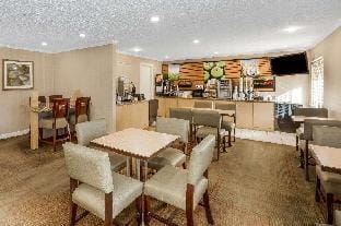 La Quinta Inn  Suites Meridian Hotel in Meridian