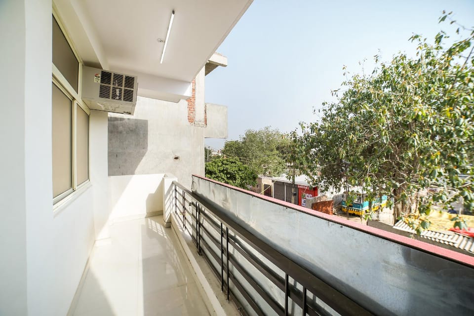 Live on DEL5542 Hotel in New Delhi