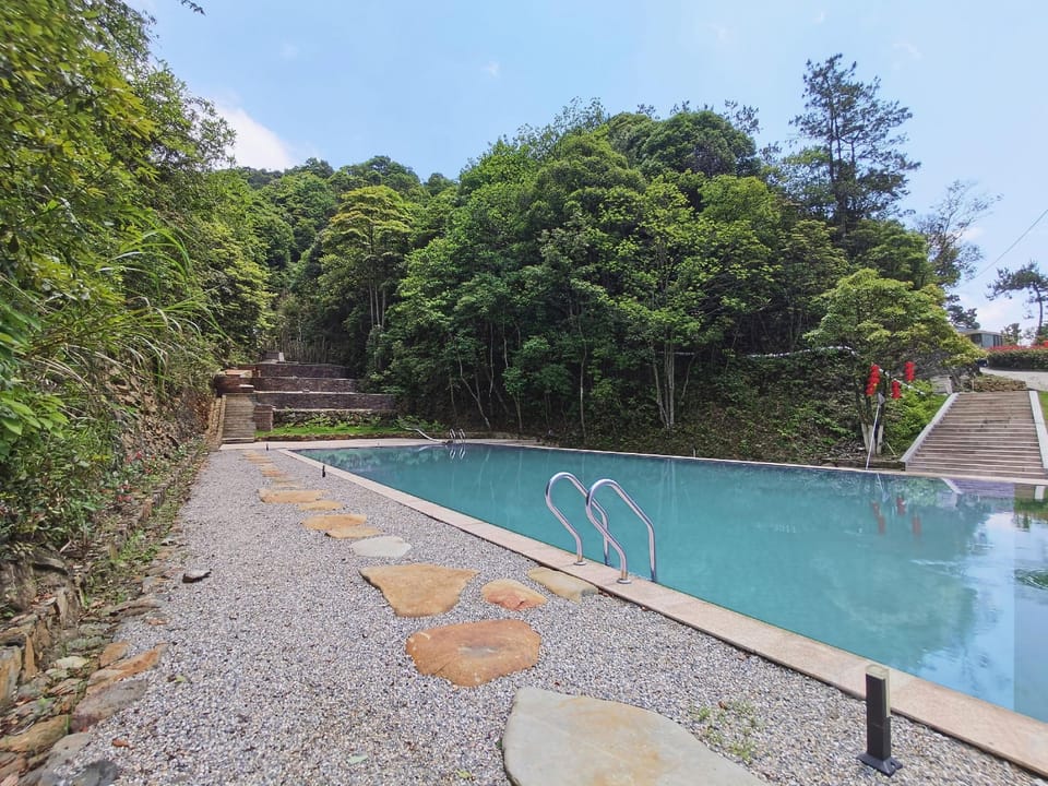 Xinfeng Lingnan maple leaves World Hotel in Guangdong