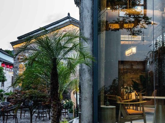 Hangzhou Jiande Yanzhou Ancient City. Looking at Shan Mei Yard. Hotel in Hangzhou